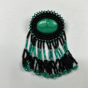 Oval brooch with cabochon malachite center